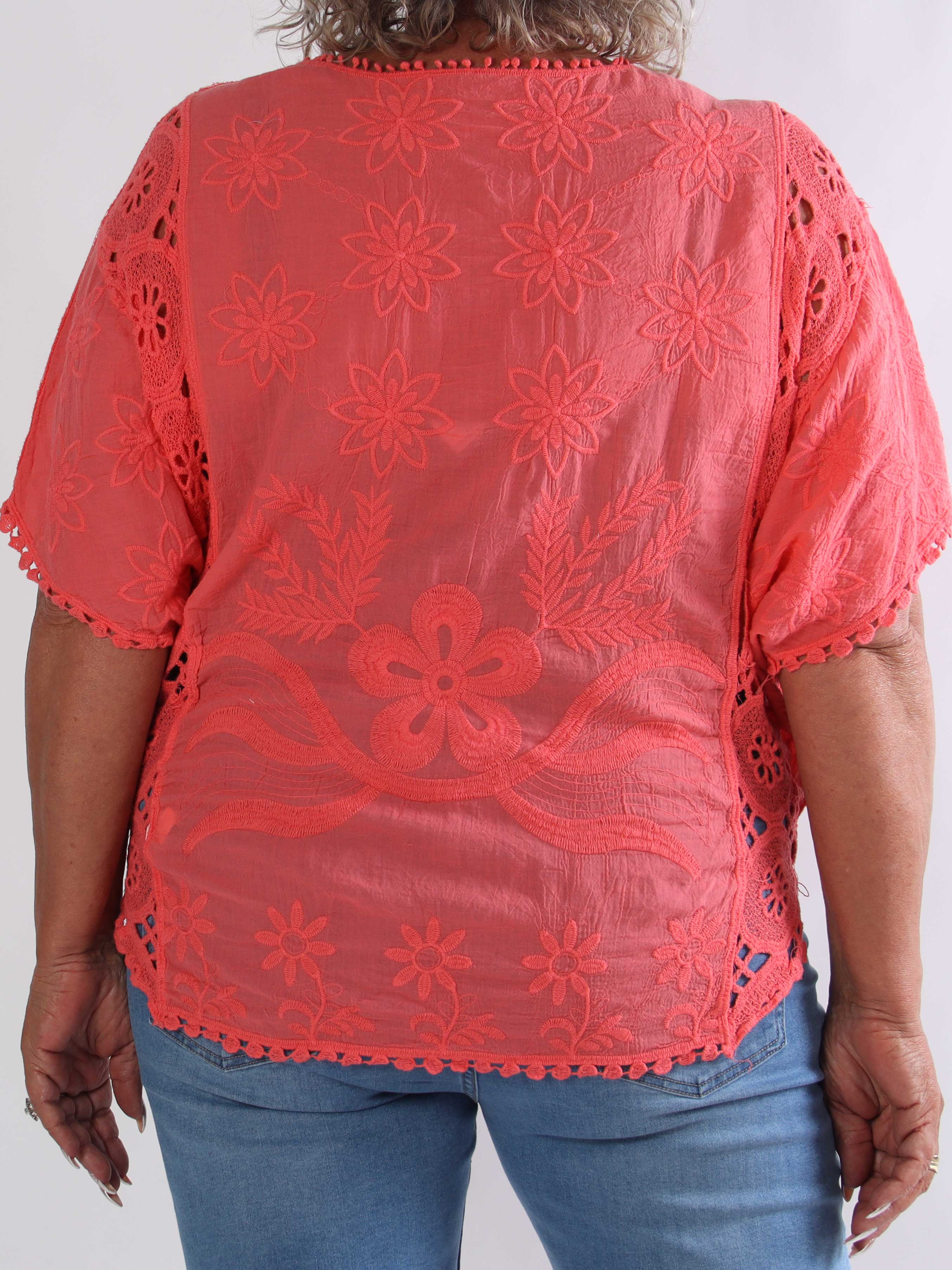 Cenobia - Blød plus size tunika i bomuld med fine hæklede detaljer